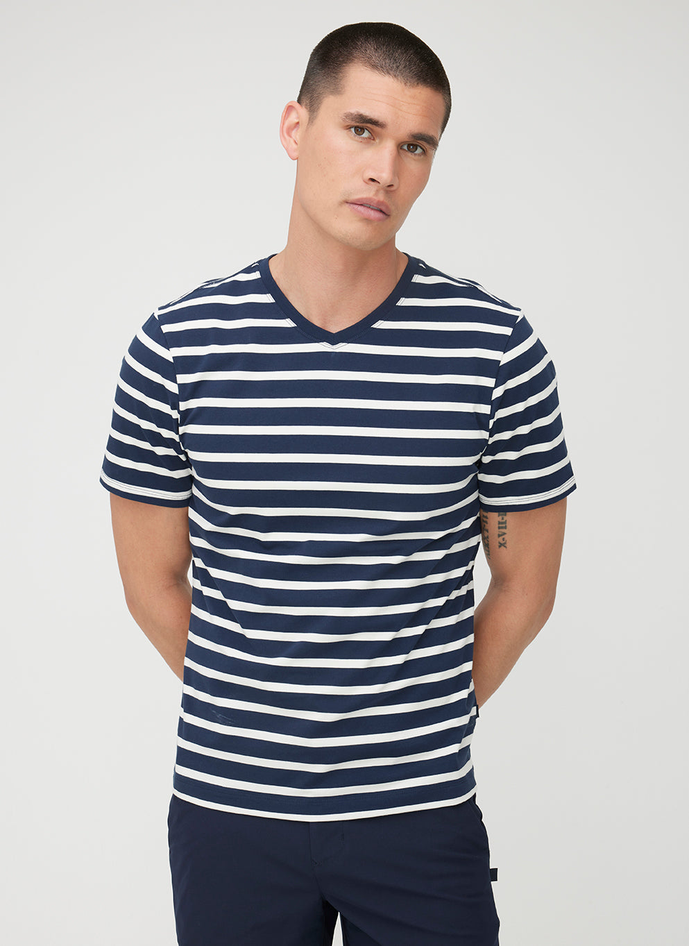 Stanton Short Sleeve V-Neck Tee ?? | M || Navy/Natural