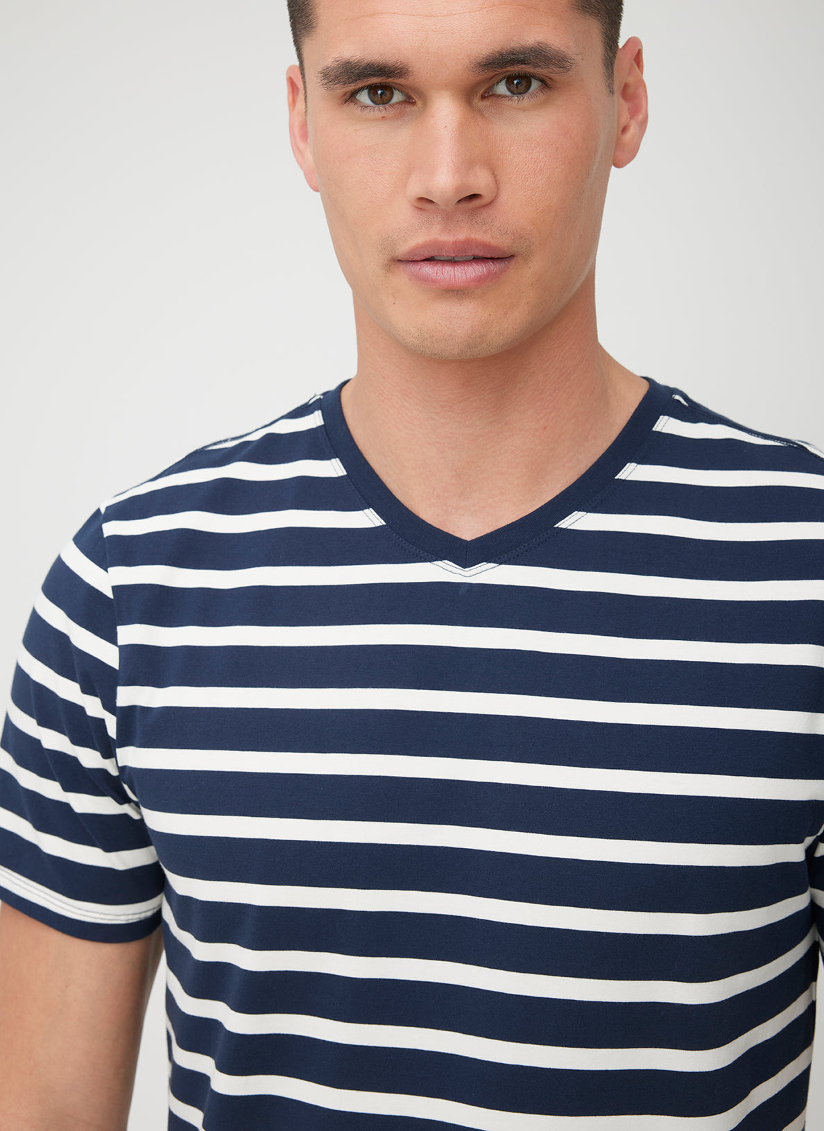 Stanton Short Sleeve V-Neck Tee ?? | M || Navy/Natural